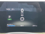 メーター内センターディスプレイには車の様々な設定や情報が表示されます。