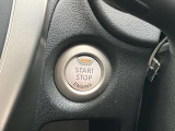 キーを取り出さなくてもエンジン始動ができるプッシュエンジンスターター。車内にキーがあればボタンを押すだけでエンジン始動できます。