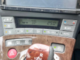 【オートエアコン】一度お好みの温度に設定すれば、車内の温度を検知し風量や温度を自動で調整。暑い&hellip;寒い&hellip;と何度もスイッチ操作をする必要はありません。快適な車内空間には必須の機能ですね♪