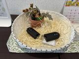 電子カードキーを携帯していれば、リクエストスイッチを押すだけでドアの施錠と解除が行えます。しかも盗難防止に役立つイモビライザー機能付きです。