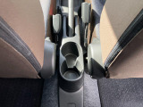 運転席と助手席の間にある【ドリンクホルダー】!後ろの席からも使えますよ。