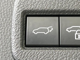 【パワーバックドア】スマートキーや運転席のボタンを押すだけでリアゲートが自動で開閉します!荷物を持っている時や、高い位置にあるバックドアを閉める際に便利な機能です♪