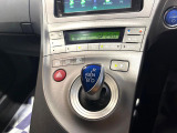 【オートエアコン】一度お好みの温度に設定すれば、車内の温度を検知し風量や温度を自動で調整。暑い&hellip;寒い&hellip;と何度もスイッチ操作をする必要はありません。快適な車内空間には必須の機能ですね♪
