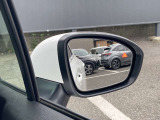 車線変更を行う際、後方から車両が接近していたらランプが点灯してお知らせしてくれます。