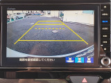 目安となるガイドライン付きのバックカメラを装備しているので、慣れない場所での車庫入れも安心です。