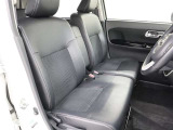 高いホールド性で運転姿勢が安定します。長距離ドライブでも疲れにくいのが魅力です。快適なドライビングライフをお送りください♪