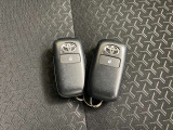 ドアの開閉時、両手が荷物で塞がっている時はキーレスでのカギの解除が大変ですよね。スマートキーはポケットやバッグに入れておけば、ノブに触れただけでロックの解除が可能です。とても便利な機能です。