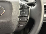 前方の車との車間を設定し、スピードを上げたり緩めたりを自動で行ってくれる追尾式の「レーダークルーズ」。上級装備の一つです!高級車にしかつかない嬉しい機能です。