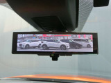 【インテリジェントルームミラー】後席乗車時に遮られがちなルームミラーの後方視界確保。車室内の状況にかかわらず、車両後方にあるカメラの画像をルームミラーに映し出します。