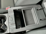 ひじ掛けの下には大きな収納があります。