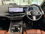 コックピットは、BMWらしくセンター・コンソールがドライバーに向けて傾けられた設計になっています。