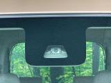 【スマートアシスト】走行中に前方の車両等を認識し、衝突しそうな時は警報とブレーキで衝突回避と被害軽減をアシスト。より安全にドライブをお楽しみいただけます。