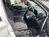 シートリフターは、運転席の座面を上下させて、体格に合わせて調整できる機能です。視界の確保やペダルの操作性、疲れにくさの向上に役に立ちます。