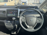 視界広々で非常に運転しやすくロングドライブでも疲れを感じさせないすっきりとまとまったインパネ周りです。