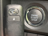 【キーフリーシステム】カバンやポケットに入れたままでもドアの施錠・解錠が可能なスマートキーを装備。エンジンのオン・オフ時もカギを取り出す必要が無いからとっても便利です♪