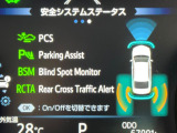 【プリクラッシュセーフティ】前方の車両等を検知し、衝突しそうな時は警報で注意を促し、ブレーキを踏む力をサポート。ブレーキを踏めなかった場合は衝突被害軽減ブレーキが作動、衝突回避をサポートします。