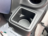 運転席ハンドルの右側にもドリンクホルダーがございます!お飲み物だけではなく、携帯電話なども置けますね♪