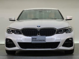 【キドニーグリル】BMWの代名詞。一目見ただけでBMWであると認識できる確固たるアイコンとして存在感を放ちます。
