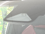 【プリクラッシュセーフティ】前方の車両等を検知し、衝突しそうな時は警報で注意を促し、ブレーキを踏む力をサポート。ブレーキを踏めなかった場合は衝突被害軽減ブレーキが作動、衝突回避をサポートします。