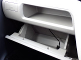 収納たっぷりグローブボックス。