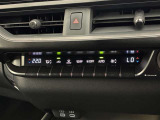 デュアルエアコンとは、運転席と助手席で、個別に温度設定ができる機能です。気温の感じ方は、人それぞれ違うもの。乗る人に優しい機能ですね。