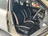 運転席、助手席です。座面も広くゆったりと座れてアームレストも付いているので重宝します。