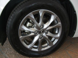 標準装備の純正15インチアルミホイール。タイヤサイズは185/65R15です。