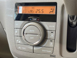 【オートエアコン】一度お好みの温度に設定すれば、車内の温度を検知し風量や温度を自動で調整。暑い&hellip;寒い&hellip;と何度もスイッチ操作をする必要はありません。快適な車内空間には必須の機能ですね♪