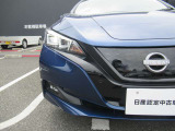 LEDヘッドランプ:ハロゲンランプの約2倍の光量でより明るく遠くを照らし、夜間走行時の視認性を高めます。