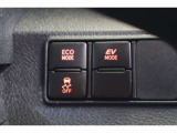 ECOモードはエアコンの利きなどを抑え、低燃費で走れるようにサポートします。EVモードはモーターのみで動くので、夜間などの静かに走行したい時に便利です。(EVモードは一定速度を超えると解除されます)