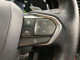前方の車との車間を設定し、スピードを上げたり緩めたりを自動で行ってくれる追尾式の「レーダークルーズ」。上級装備の一つです!高級車にしかつかない嬉しい機能です。