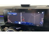 【コマンドシステム】センターのコントローラーとスイッチ類及び音声認識機能により、ナビゲーションやオーディオ&ビジュアル、車両設定等を安全に操作できます。また高精度ディスプレイを採用しています。