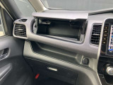 グローブボックスです!上下にスペースがあり、車検証や小物を収納可能です