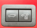 【パワーバックドア】スマートキーや運転席のボタンを押すだけでリアゲートが自動で開閉します!荷物を持っている時や、高い位置にあるバックドアを閉める際に便利な機能です♪