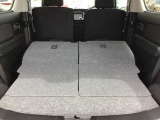 リヤシートを倒すと大きな荷物も搭載可能です。