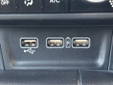 フロントに接続用と充電用のUSBジャックを備えています。