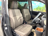 運転席まわりには十分なスペースがあり、大柄な方でもゆったり運転していただける環境です。