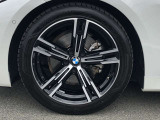 BMW純正18インチホイール。洗練されたデザインで、足元の個性を引き立てます。