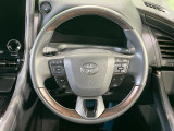 【ウッドコンビステアリング】高級感ある木目調パーツを採用した手に良く馴染むコンビハンドル。運転席廻りの雰囲気も一気に豪華になります!