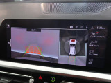【アラウンドビューモニター】バックカメラに加え、360度のカメラで駐車も楽々。駐車が苦手な方でも安心してお乗りいただけます。