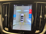 【360&deg;ビューカメラ】4台の高解像度カメラで360度の鳥瞰図を表示。隣の車や壁、死角にある障害物などを画面で確認できるため、狭いスペースでの駐車・出入りも安心です。