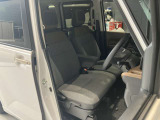 運転席まわりです。運転席からの視界が左右に広く隅々まではっきりと見渡せます!クルマの前端も把握しやすく安心して運転できます!