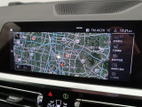 【純正ナビゲーション】BMWのナビゲーションは操作性も良く、詳細な地図情報と交通状況を見やすく表示し、快適なドライビングをサポートしながら目的地までナビゲートします。