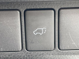 【パワーバックドア】スマートキーや運転席のボタンを押すだけでリアゲートが自動で開閉します!荷物を持っている時や、高い位置にあるバックドアを閉める際に便利な機能です♪