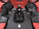 4.5L V8 自然吸気エンジンをリアミッドに搭載し、570馬力(カタログ値)を発揮します。