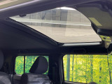 【ガラスルーフ】ガラスルーフ搭載で車内の解放感が一気にアップ!開放的なドライブをお楽しみいただけます。