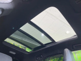 【サンルーフ】開放感たっぷりの希少装備、サンルーフが装着されています!車内に明かりを取り入れたり景色を楽しむ以外にも、車内の空気も簡単に換気できて快適です!