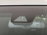 【プリクラッシュセーフティ】前方の車両等を検知し、衝突しそうな時は警報で注意を促し、ブレーキを踏む力をサポート。ブレーキを踏めなかった場合は衝突被害軽減ブレーキが作動、衝突回避をサポートします。