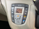 【オートエアコン】一度お好みの温度に設定すれば、車内の温度を検知し風量や温度を自動で調整。暑い&hellip;寒い&hellip;と何度もスイッチ操作をする必要はありません。快適な車内空間には必須の機能ですね♪