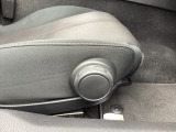 運転席にはドライバーの体型や好みに応じて前後方向だけでなく、高さの調整ができるシートリフターを装備!
